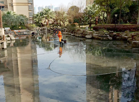 三才镇景观池淤泥清理