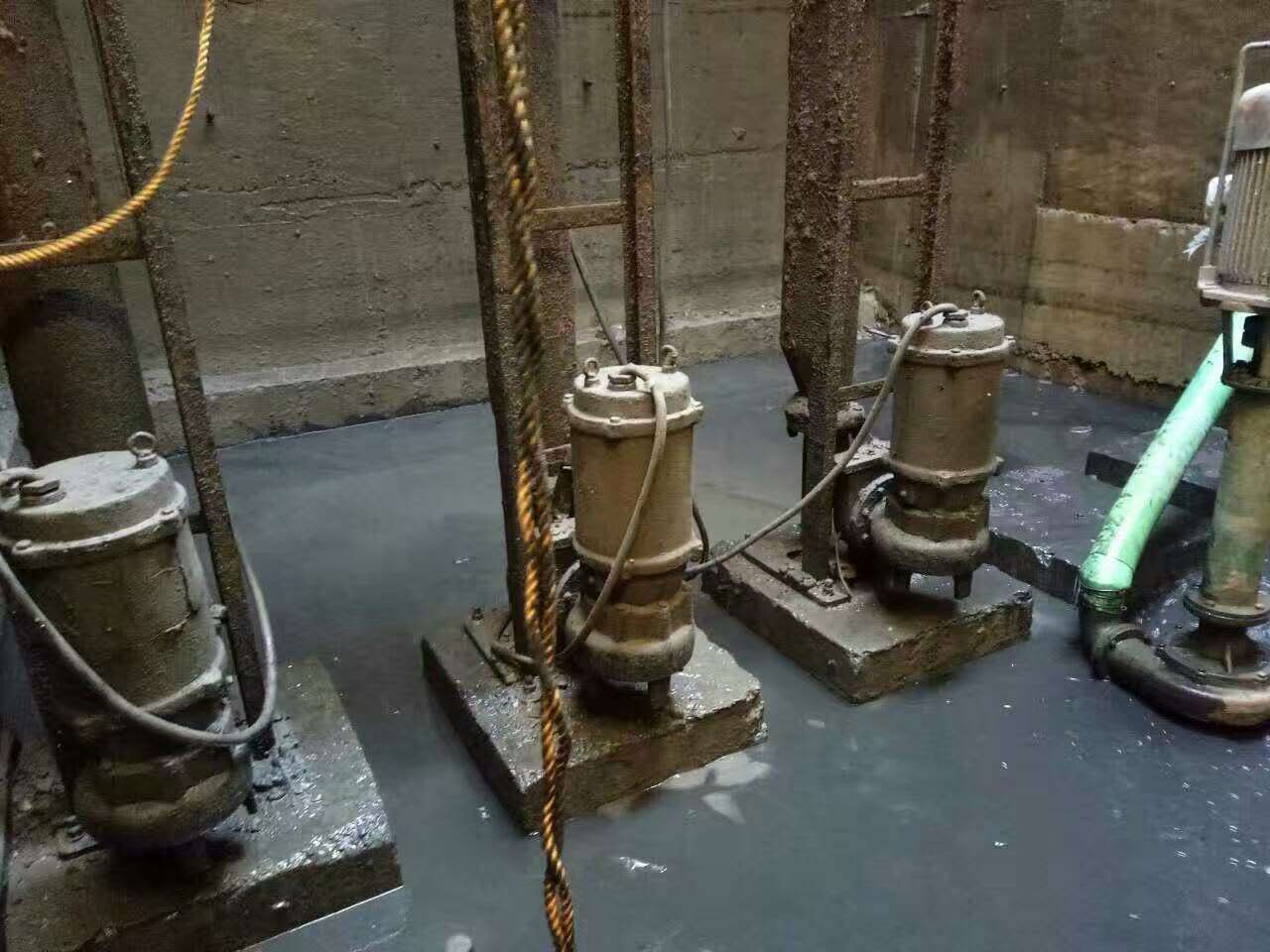 三才镇污水池清理