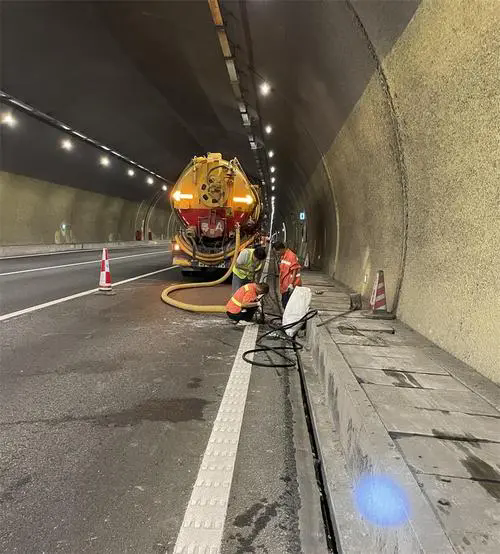 三才镇隧道排水渠清淤